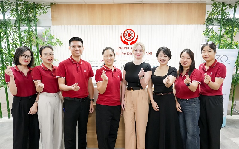 Đại diện Eveline Cosmetics Thăm Và Làm Việc Tại Đài Linh Group